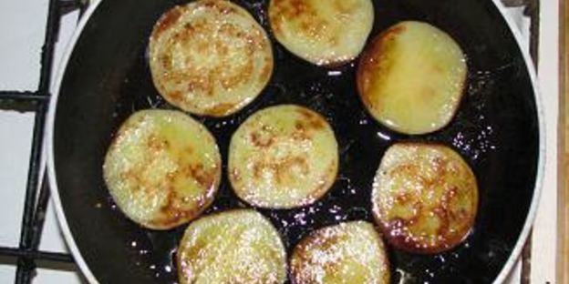 острый бутерброд с обжаренным баклажаном и помидором