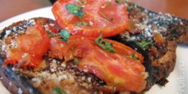 острый бутерброд с обжаренным баклажаном и помидором