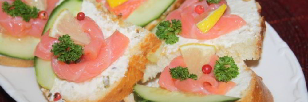 Праздничные бутерброды с лососем и творожным сыром