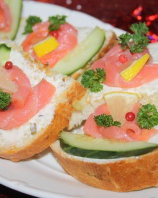 Праздничные бутерброды с лососем и творожным сыром