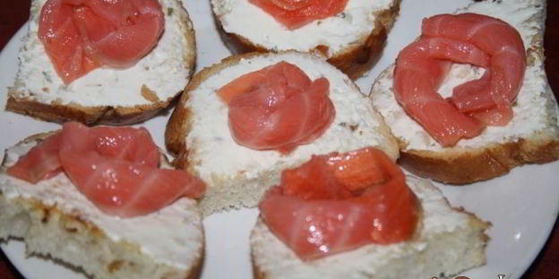 праздничные бутерброды с лососем и творожным сыром