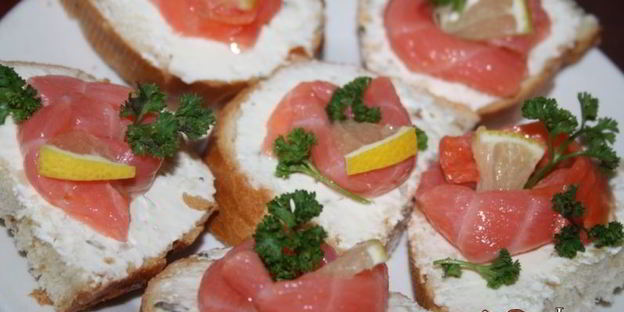 праздничные бутерброды с лососем и творожным сыром