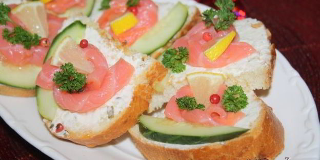 праздничные бутерброды с лососем и творожным сыром