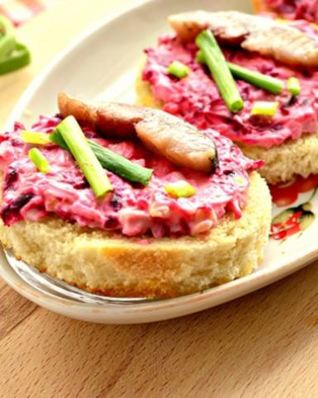 Праздничные бутерброды с сельдью и свеклой