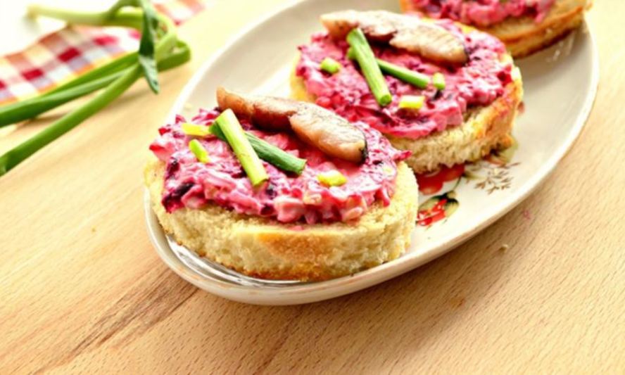 Рецепт праздничных бутербродов с сельдью и свеклой