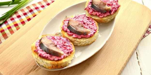 праздничные бутерброды с сельдью и свеклой