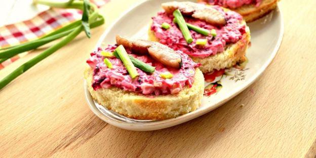 праздничные бутерброды с сельдью и свеклой