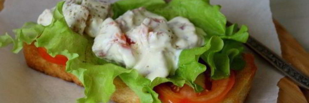 Салат-бутерброд с копченой семгой