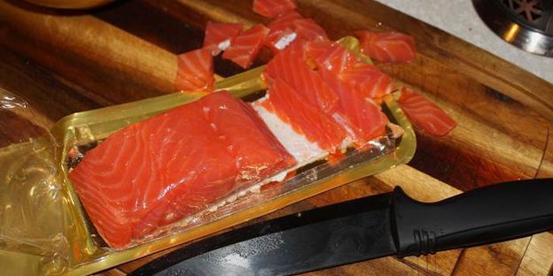 салат-бутерброд с копченой семгой