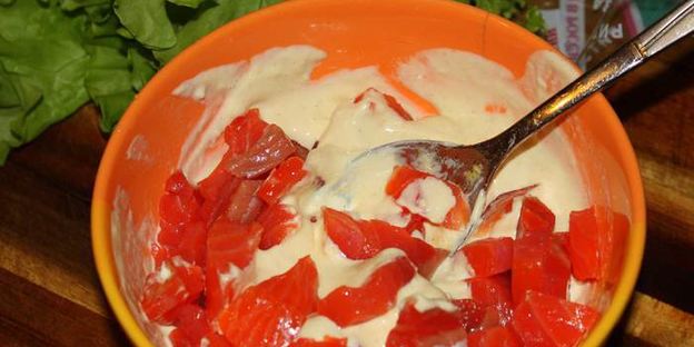 салат-бутерброд с копченой семгой