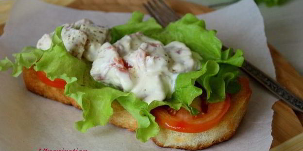 салат-бутерброд с копченой семгой