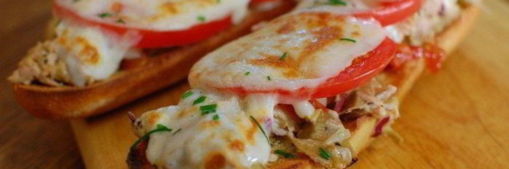 Средиземноморский горячий бутерброд с тунцом и артишоками