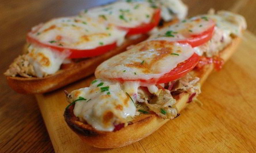 Рецепт средиземноморского горячего бутерброда с тунцом и артишоками