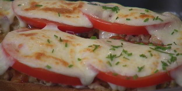 средиземноморский горячий бутерброд с тунцом и артишоками