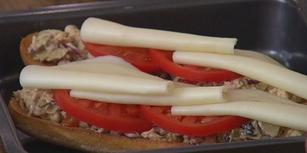 средиземноморский горячий бутерброд с тунцом и артишоками