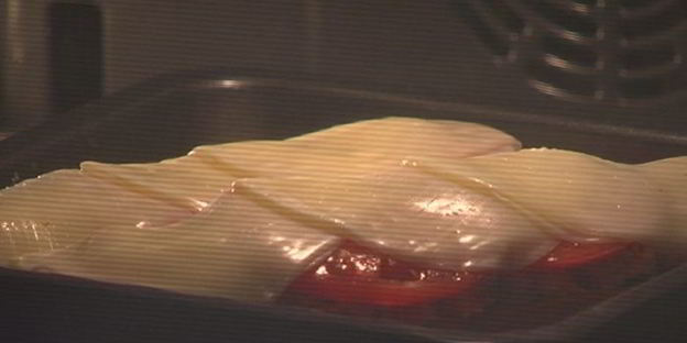 средиземноморский горячий бутерброд с тунцом и артишоками