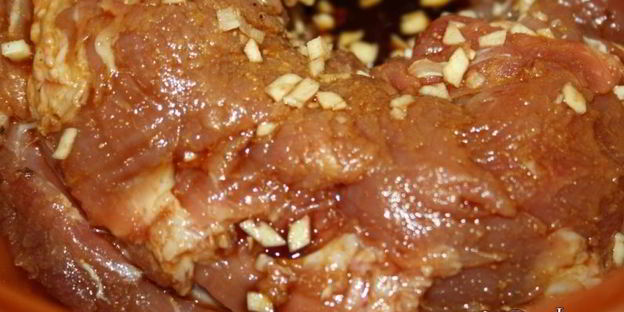 свиная вырезка для бутербродов в чесночно-имбирно-соевом маринаде