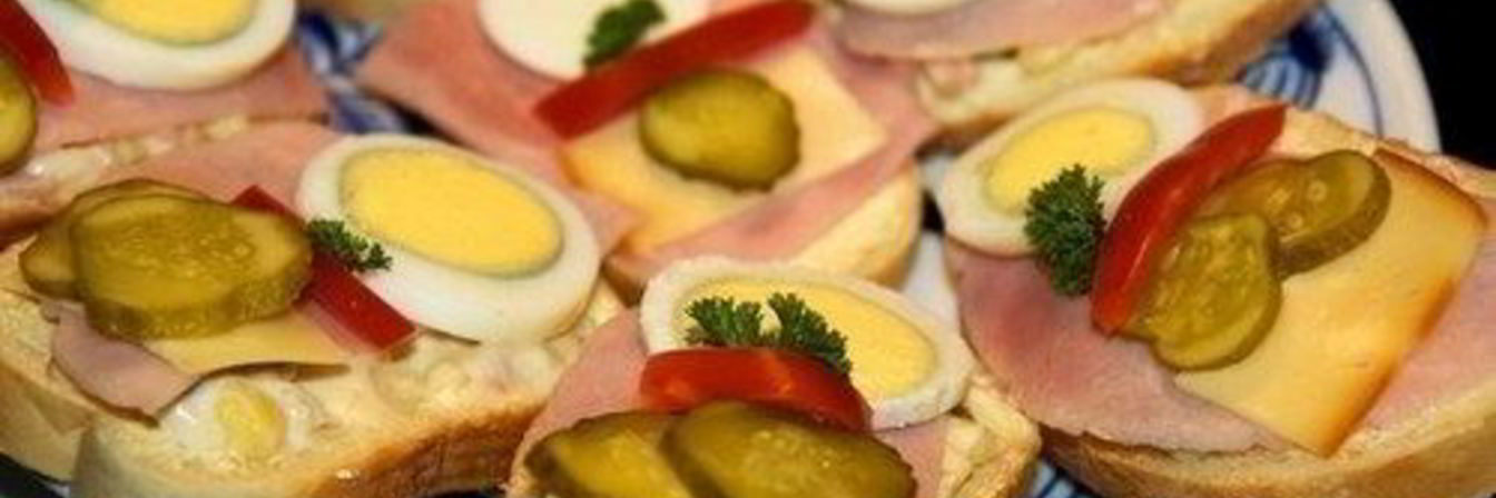 Вкусный сочный бутерброд с ветчиной