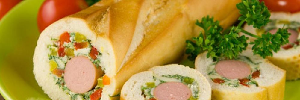 Закрытый бутерброд с сосисками, соленым огурцом и болгарским перцем