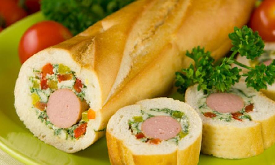 Рецепт закрытого бутерброда с сосисками, соленым огурцом и болгарским перцем