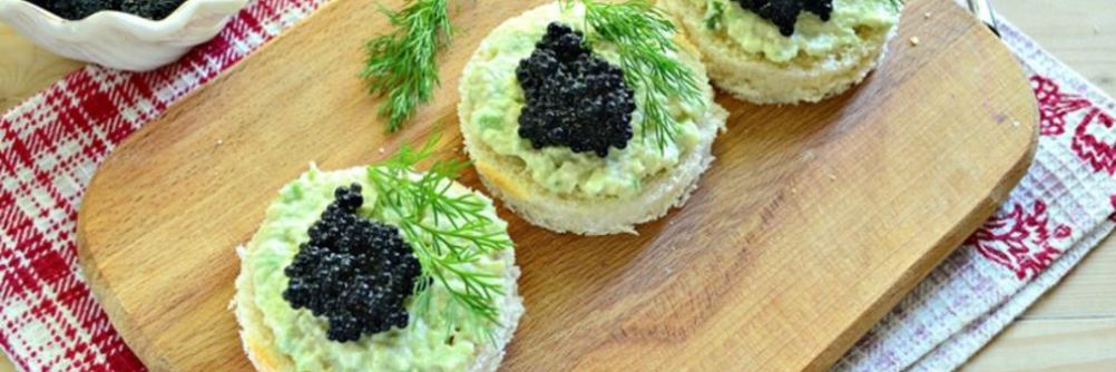 Закусочные бутерброды с черной икрой и авокадо