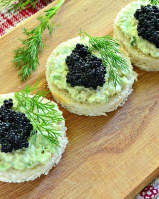 Закусочные бутерброды с черной икрой и авокадо