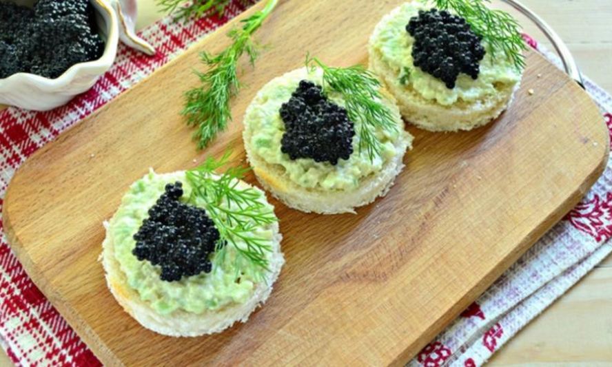 Рецепт закусочных бутербродов с черной икрой и авокадо