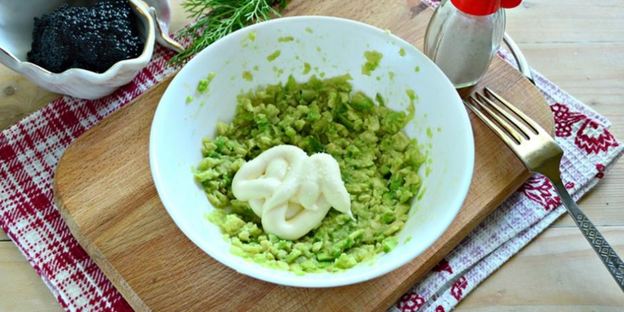 закусочные бутерброды с черной икрой и авокадо