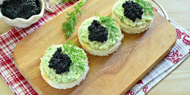 закусочные бутерброды с черной икрой и авокадо