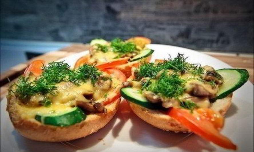 Рецепт закусочных бутербродов с грибами под сыром