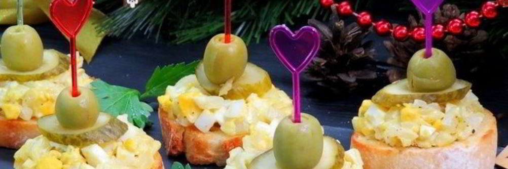 Закусочные бутерброды с луком и яйцами