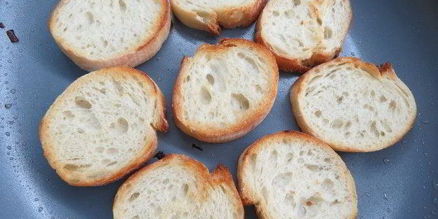 закусочные бутерброды с луком и яйцами