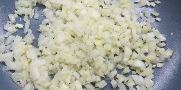 закусочные бутерброды с луком и яйцами