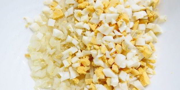 закусочные бутерброды с луком и яйцами