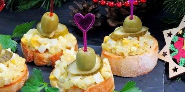 закусочные бутерброды с луком и яйцами