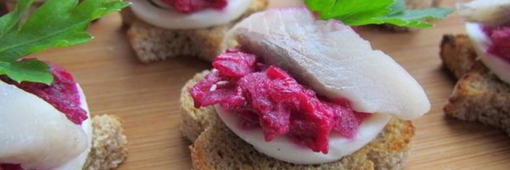 Закусочные бутерброды с сельдью, яйцом и свеклой
