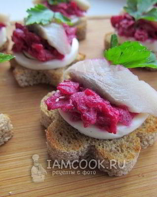 Закусочные бутерброды с сельдью, яйцом и свеклой