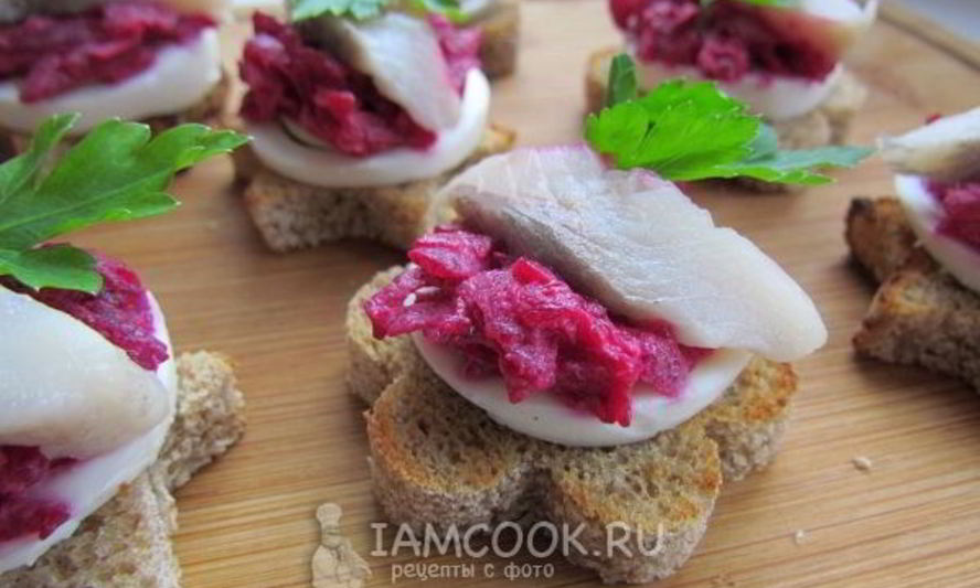 Рецепт закусочных бутербродов с сельдью, яйцом и свеклой
