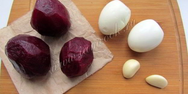 закусочные бутерброды с сельдью, яйцом и свеклой