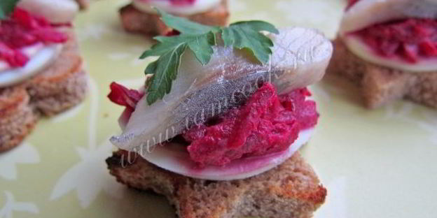 закусочные бутерброды с сельдью, яйцом и свеклой