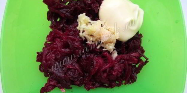 закусочные бутерброды с сельдью, яйцом и свеклой