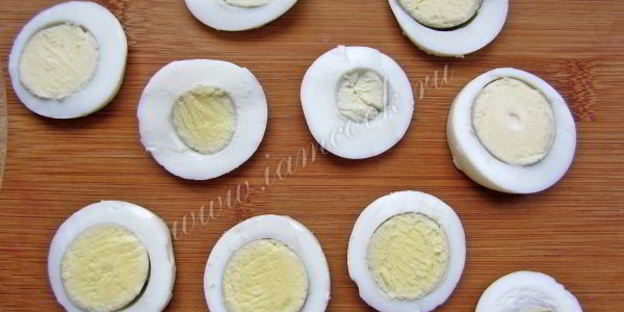 закусочные бутерброды с сельдью, яйцом и свеклой