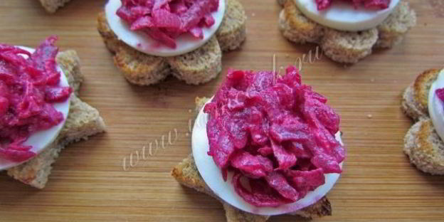 закусочные бутерброды с сельдью, яйцом и свеклой