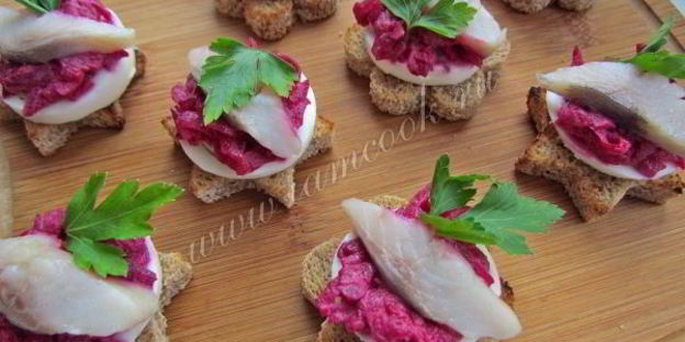 закусочные бутерброды с сельдью, яйцом и свеклой