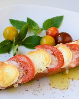 Запеченный бутерброд с сыром и помидорами