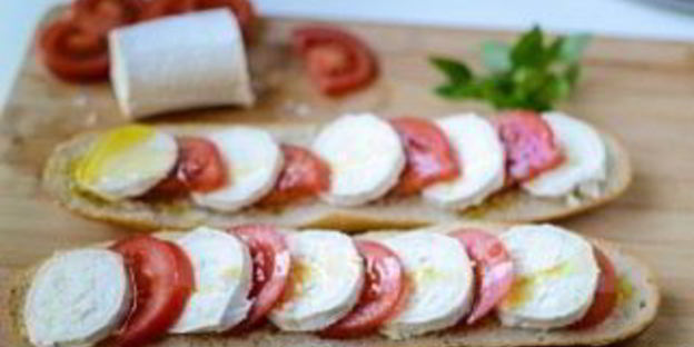 запеченный бутерброд с сыром и помидорами