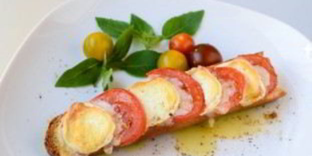 запеченный бутерброд с сыром и помидорами