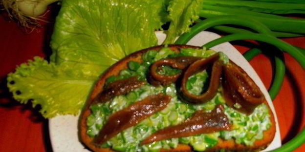 зеленый бутерброд с анчоусами