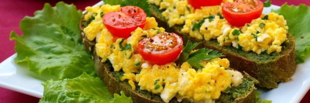 Зеленые бутерброды с омлетом и брынзой