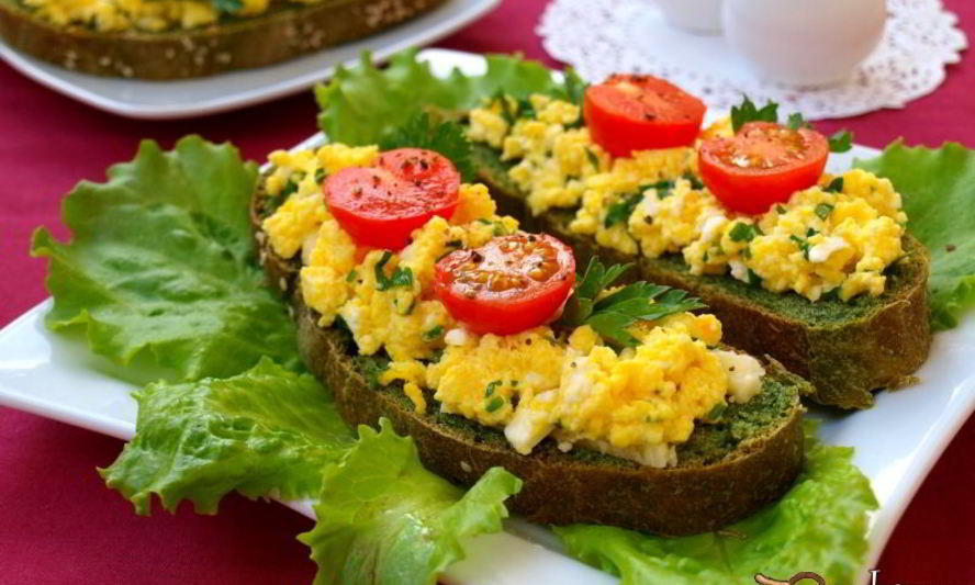 Рецепт зеленых бутербродов с омлетом и брынзой